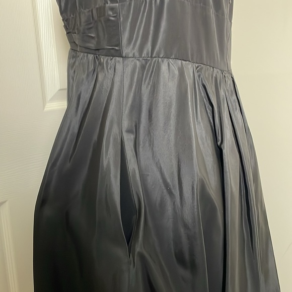 Carmen Marc Valvo: Silk Cocktail Dress with Bubble Hem - Picture 6 of 15